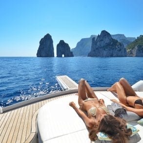 ragazze faraglioni capri