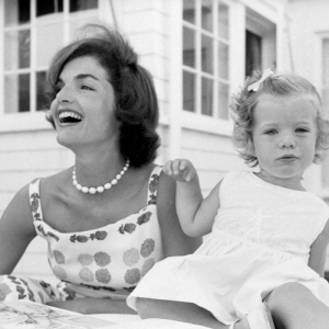 Jackie Kennedy sorridendo con una bambina