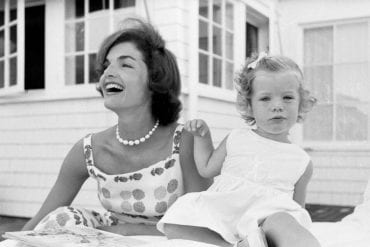 Jackie Kennedy sorridendo con una bambina